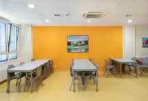 Aufenthaltsraum für Patientinnen und Patienten der Station P3 der LVR-Klinik für Psychiatrie und Psychotherapie Essen mit Tischen 