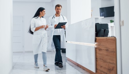 Zwei Behandelnde gehen über einen Flur
