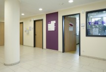 Bild zeigt Eingang der Klinik für Abhängiges Verhalten und Suchtmedizin